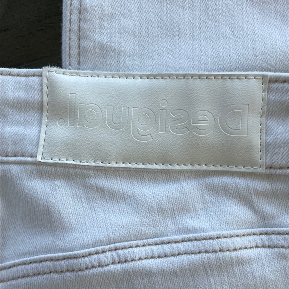 Desigual White Denim with Tan Stitching. Size 26, inseam:‎ 26.5 in. Rise 9 in - Picture 5 of 6